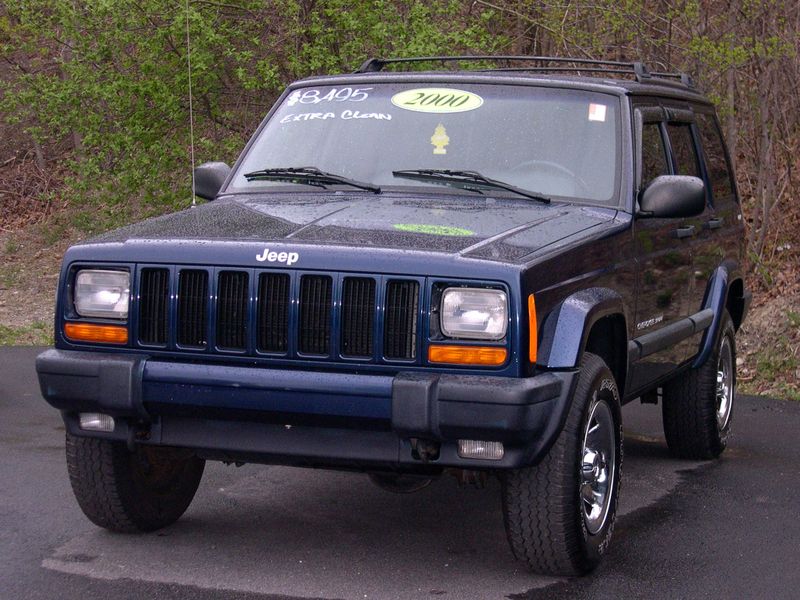 800px-2000_Jeep_Cherokee-786713.jpg