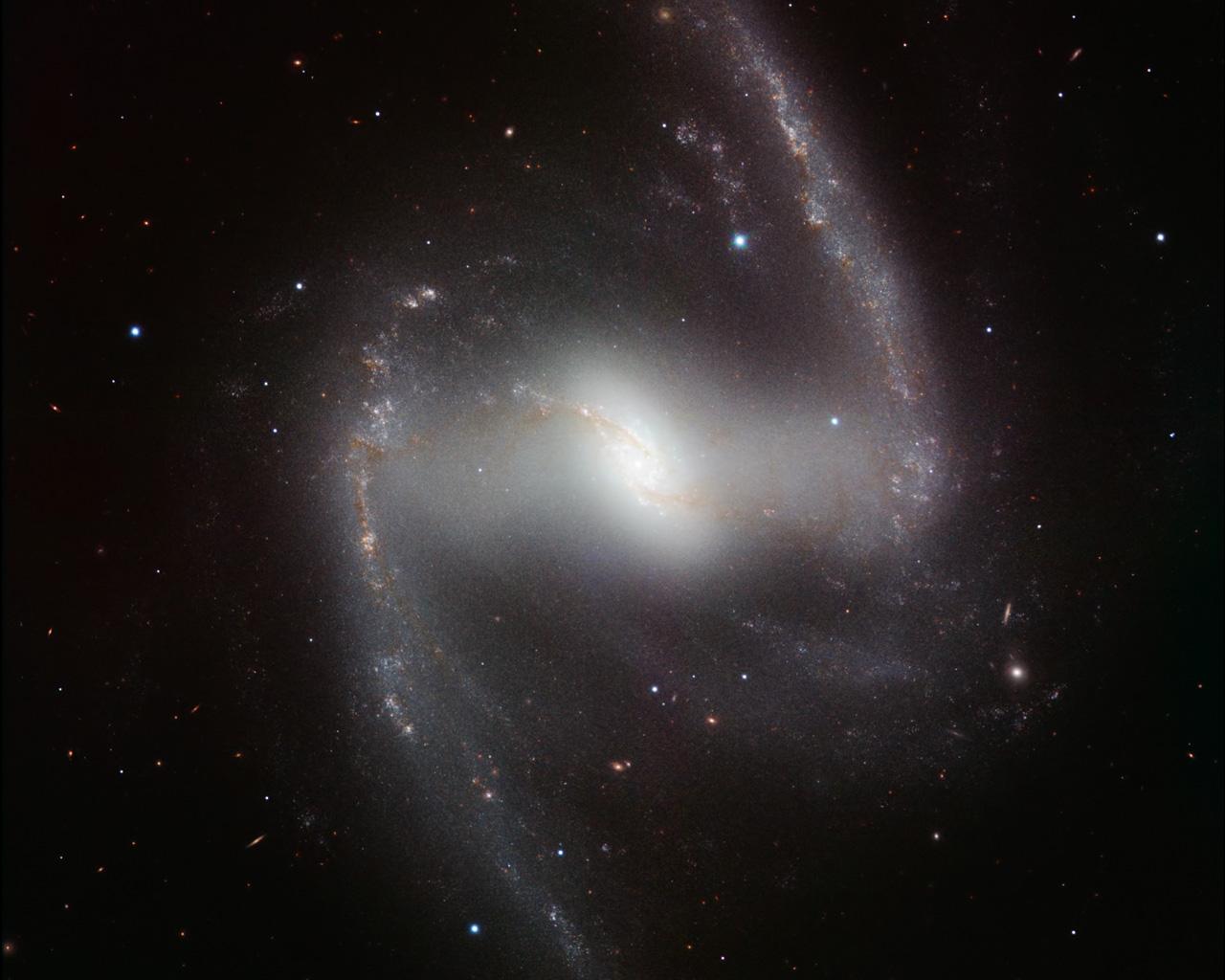 una-elegante-galaxia-una-luz-inusual-L-RdoWgh.jpeg