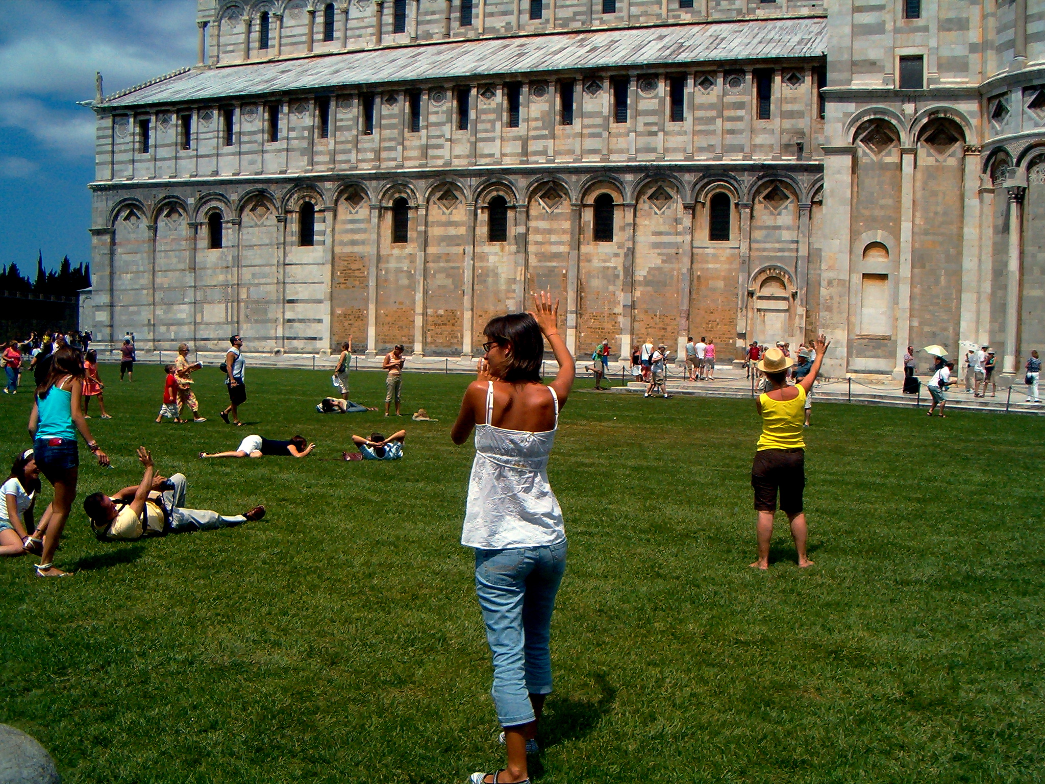 Clich%C3%A9d_Photos_Reversed_-_Holding_up_the_Leanig_Tower_of_Pisa.jpg