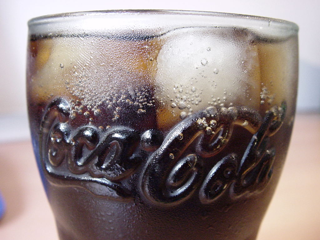 Coca-Cola_Glas_mit_Eis.jpg