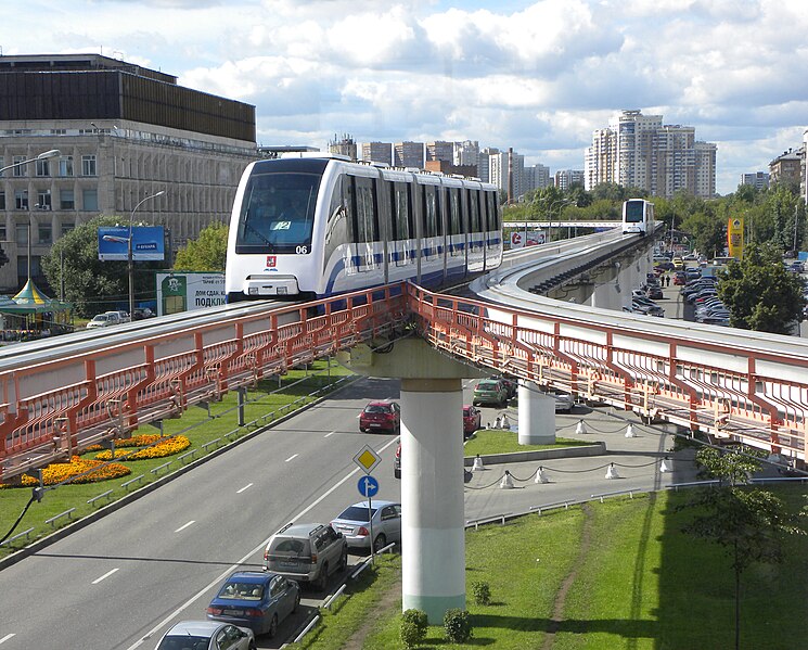 745px-Monorail_Moskau_-_Einfahrt_in_Station_Telezentrum.jpg