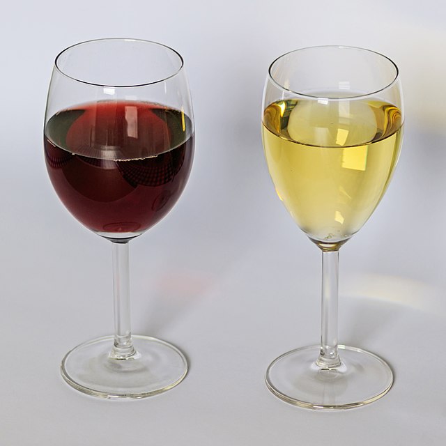 640px-Red_and_white_wine_12-2015.jpg