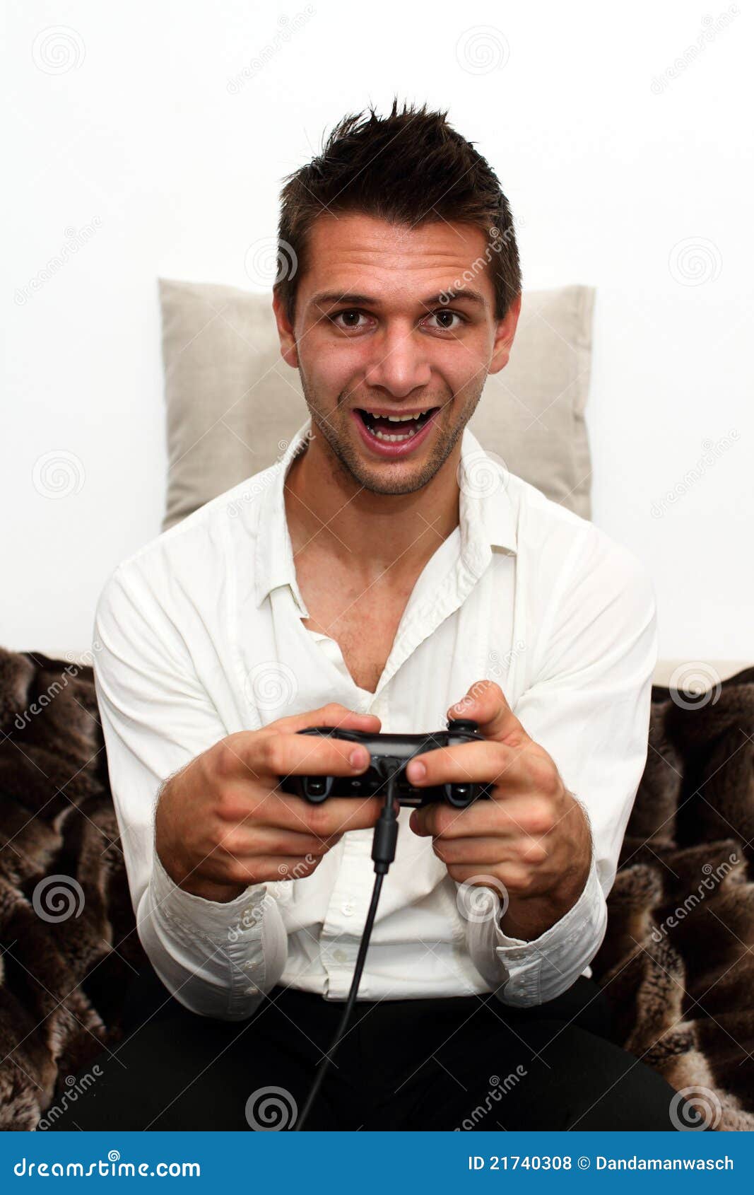 consola-sonriente-gamer-21740308.jpg