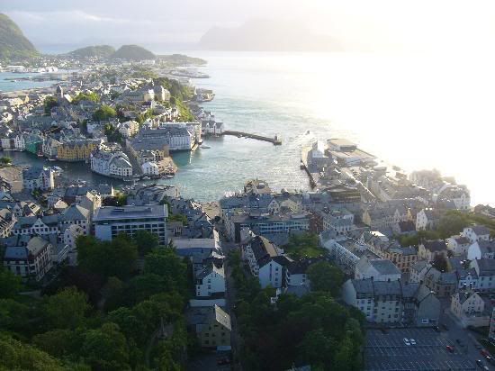 01_in-between-of-alesund.jpg
