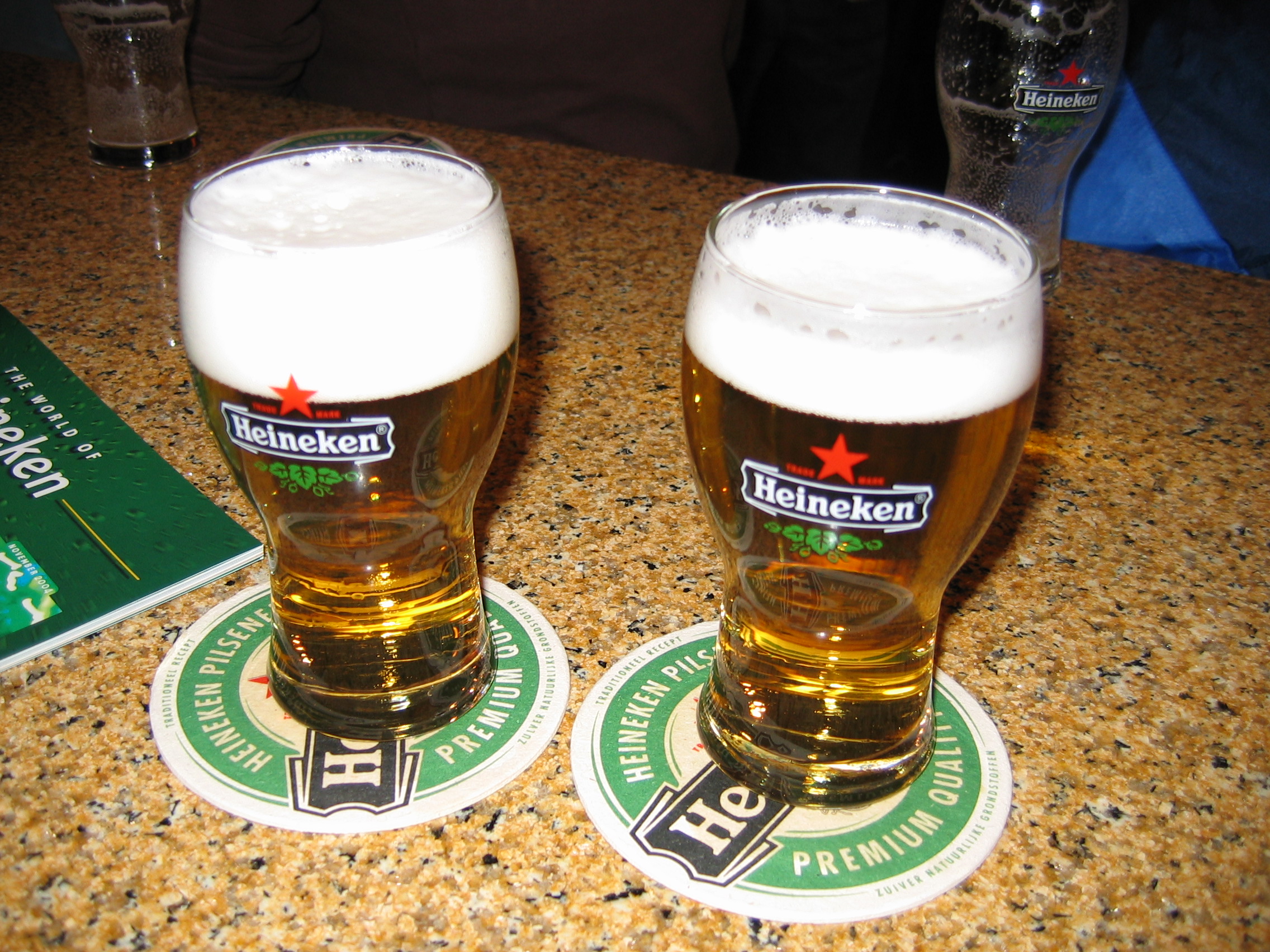 Two_glasses_of_Heineken_Pilsener.jpg