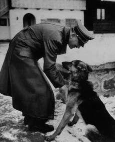 hitler-blondi-111911.jpg