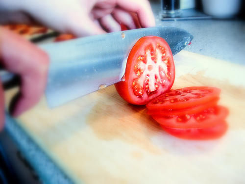 slicing-tomatoes.jpg