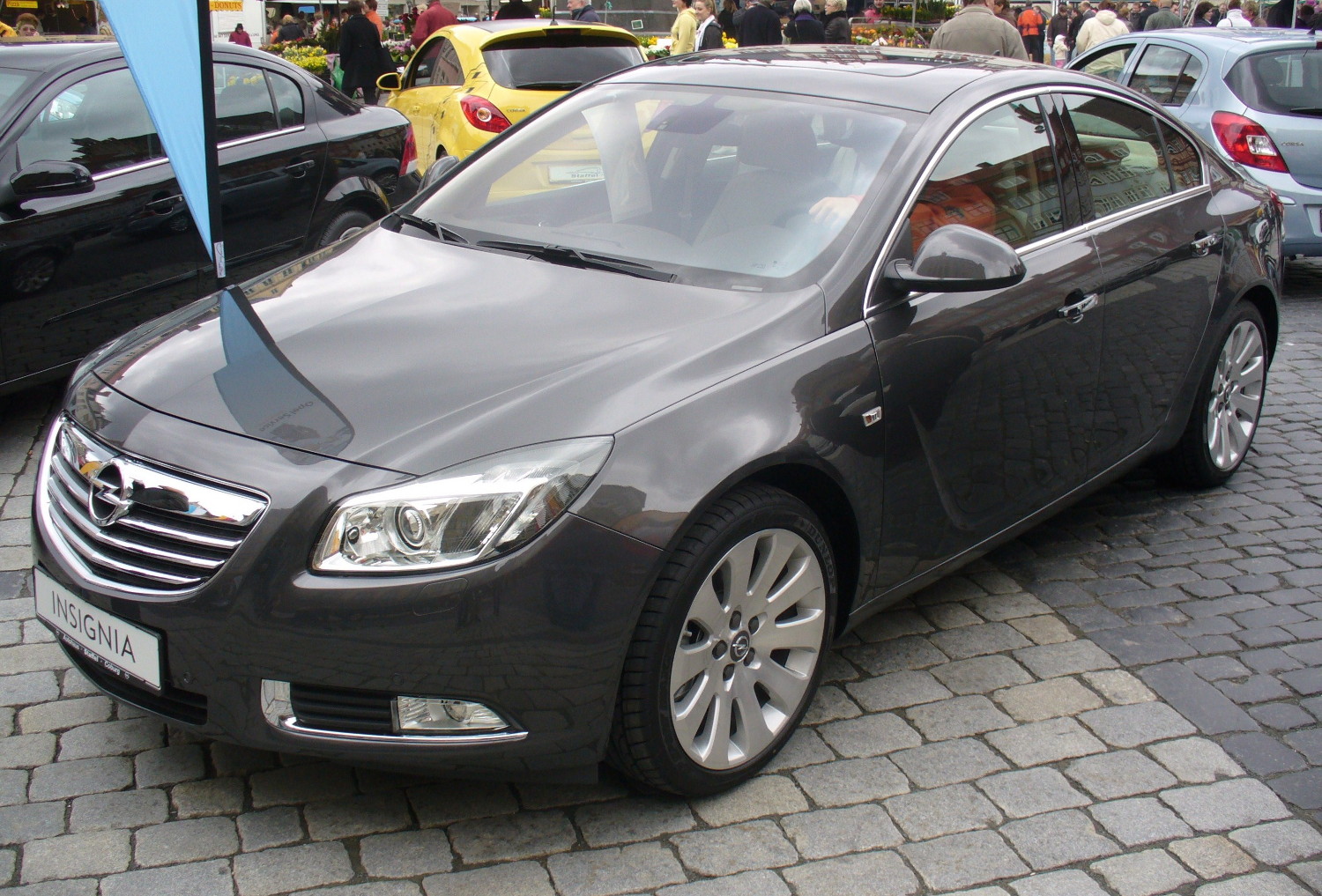 Opel_Insignia_Cosmo_V6_4x4_Karbongrau.JPG