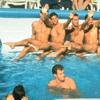 piscina_gay.gif