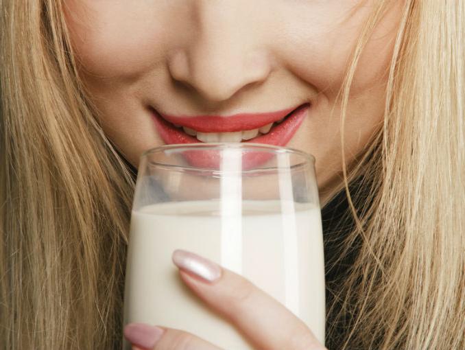 mujer_tomando_leche_detalle.jpg