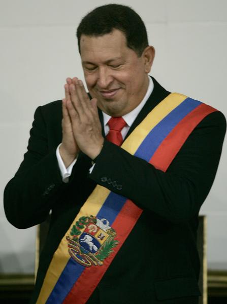 chavez-muestra-agradecido-aplausos-8-20070110.jpg
