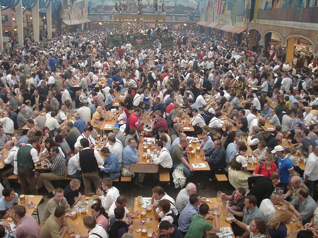 oktoberfest_bierzelt1.jpg
