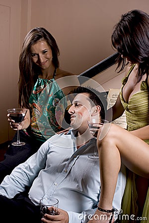 dos-mujeres-y-un-hombre-thumb5809403.jpg