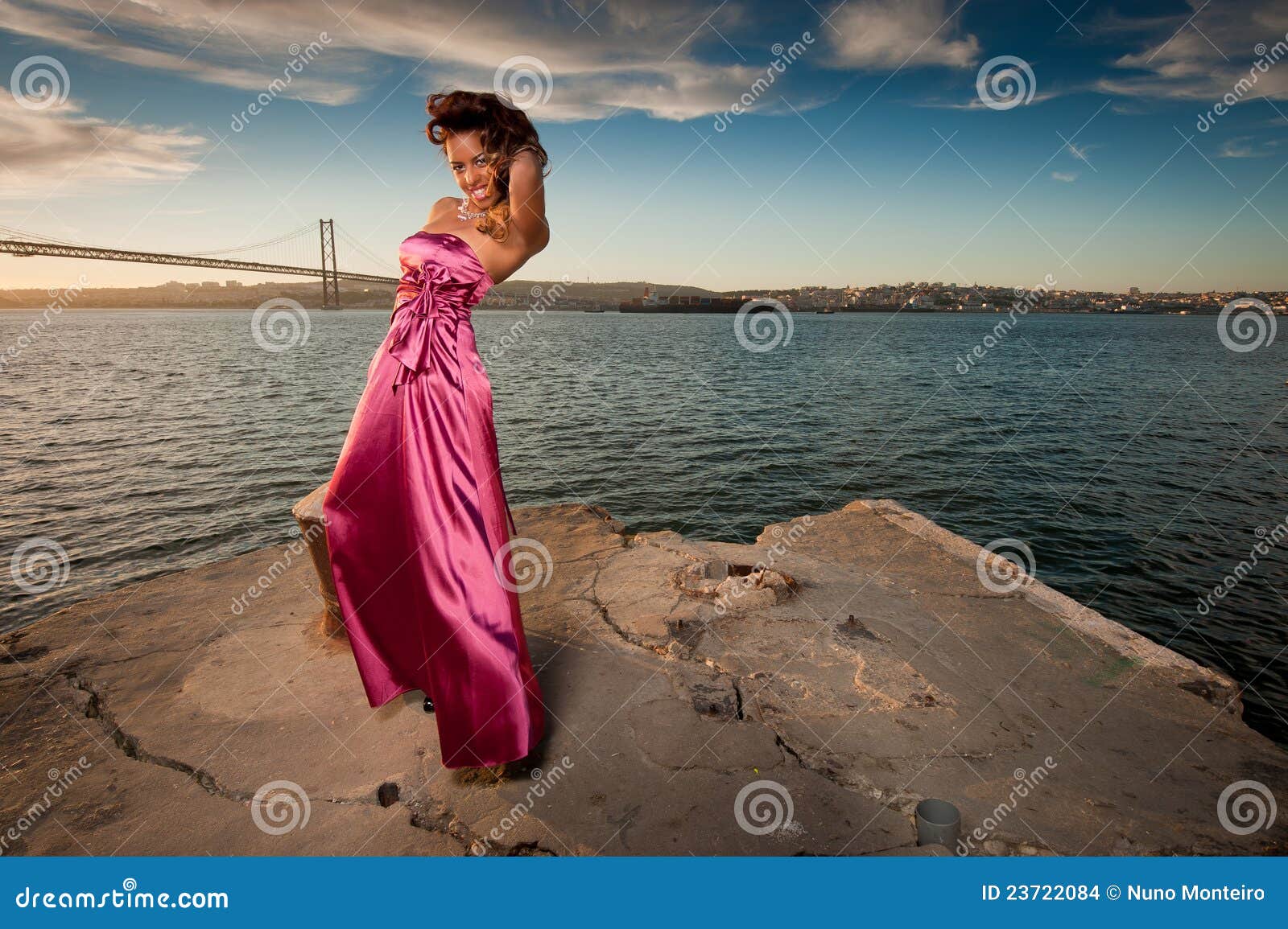 mujer-con-paisaje-marino-y-ciudad-en-la-parte-posterior-23722084.jpg