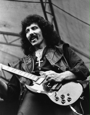 tony-iommi-live-70s.jpg