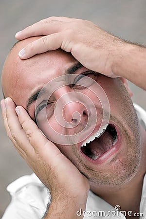 hombre-calvo-preocupado-thumb13499033.jpg
