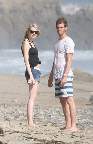 Andrew-Emma-kissing-on-the-beach-andrew-garfield-and-emma-stone-31995281-324-500.jpg